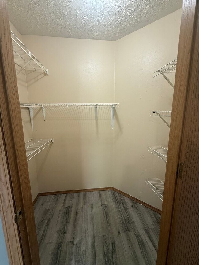 Building Photo - Charming 2 bedroom 2 bath duplex AVAILABLE NOW!