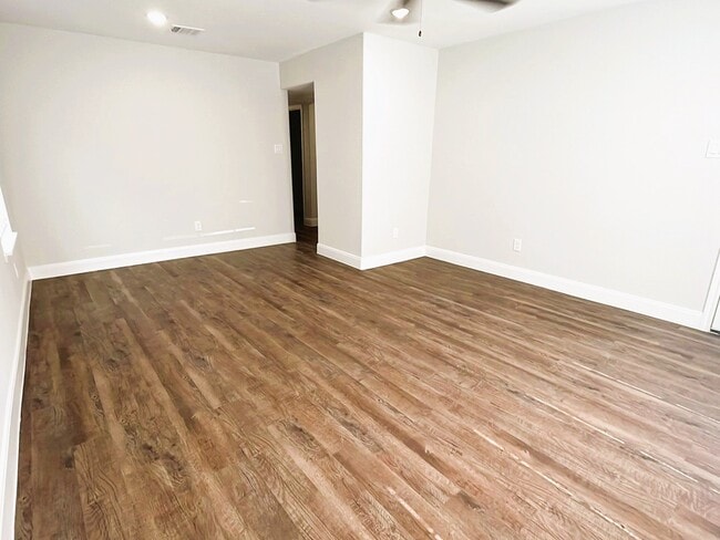 Building Photo - 711 S Houston Ave