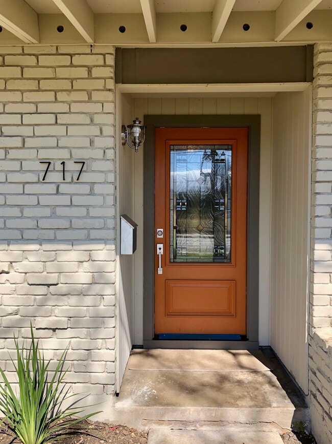 Building Photo - 717 Oblate Dr