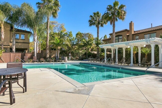 Foto del edificio - 4BR/2.5BA Townhouse with a view