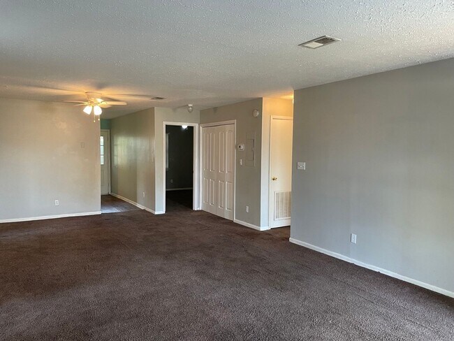 Foto del edificio - Two bedroom, Two bath Available Now! $250....