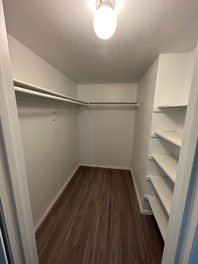 Master closet # 1 - 10021 Losa Dr