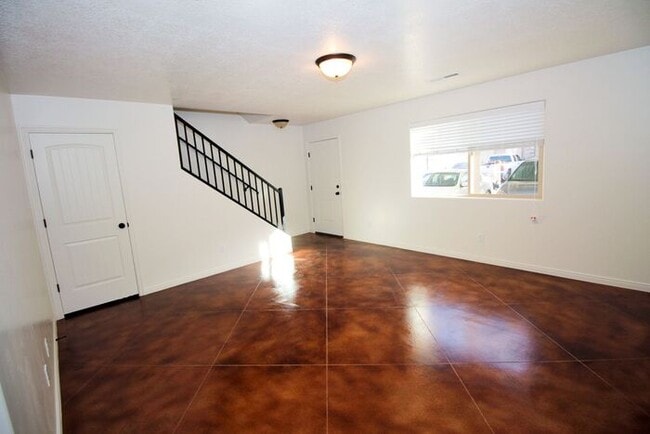 Foto del edificio - 3 bed, 2.5 bath town house *Internet Included