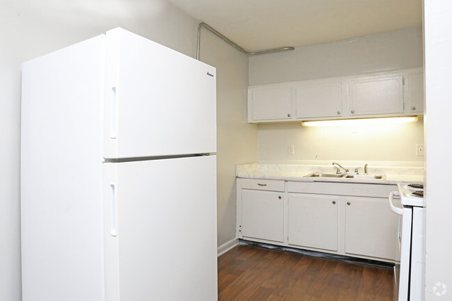 1BR, 1BA - 750 SF - Kitchen - Chateau Village Apartments