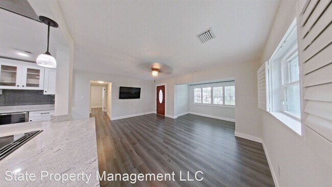 Building Photo - 3 br, 2 bath House - 245 W Spruce St