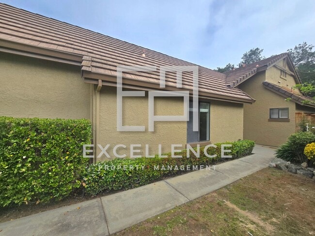 Building Photo - In the Villages 55+ Gated Community, 2/2+ Office, 1900+Sf, Deck, Views, Golf Course and Much More