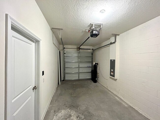 Foto del edificio - Beautiful 3 Bedroom 2.5 Bathroom Townhome For Rent