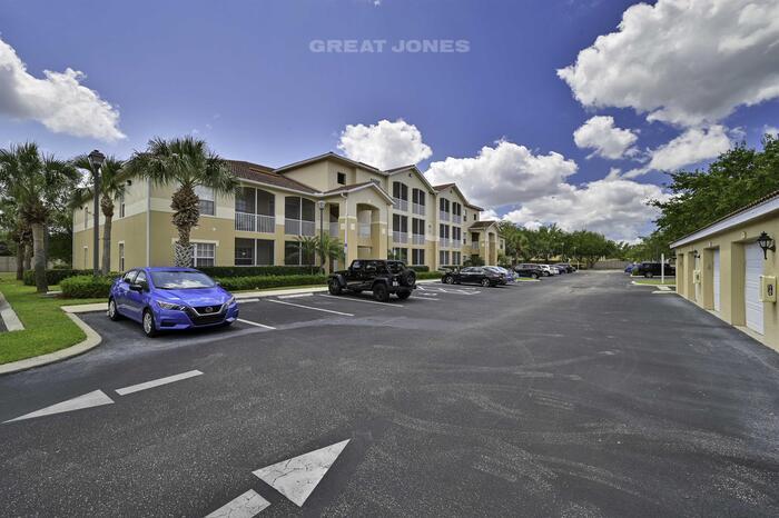 Foto principal - Awesome 2/1 Condo with screened in Lanai!