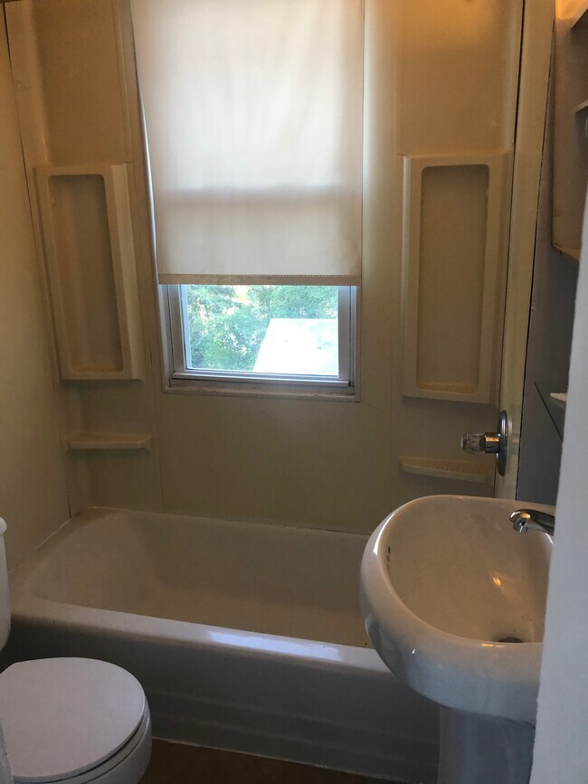 Full bath (different view) - 116 Old Bay St