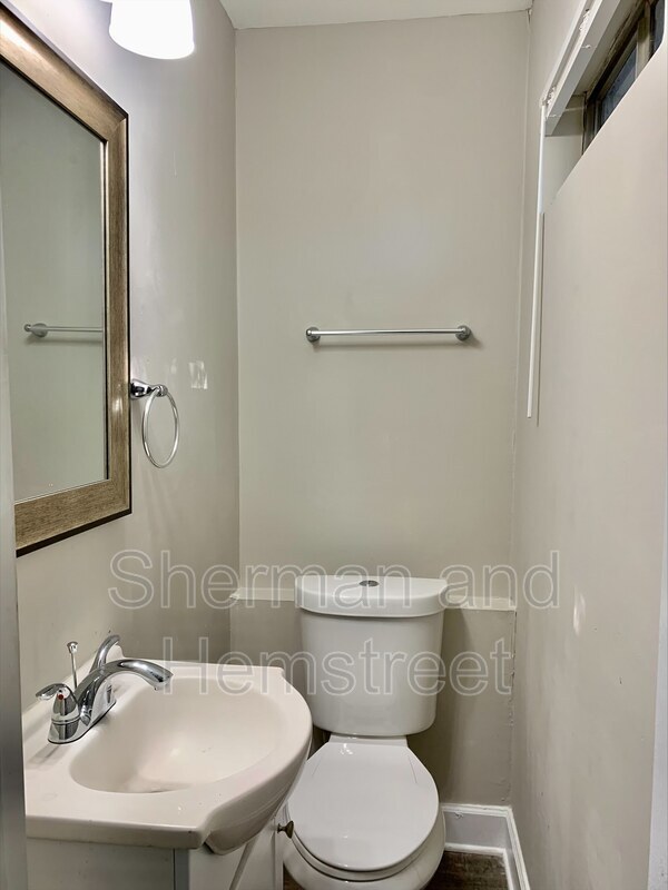 Building Photo - 2517 Kensington Dr E