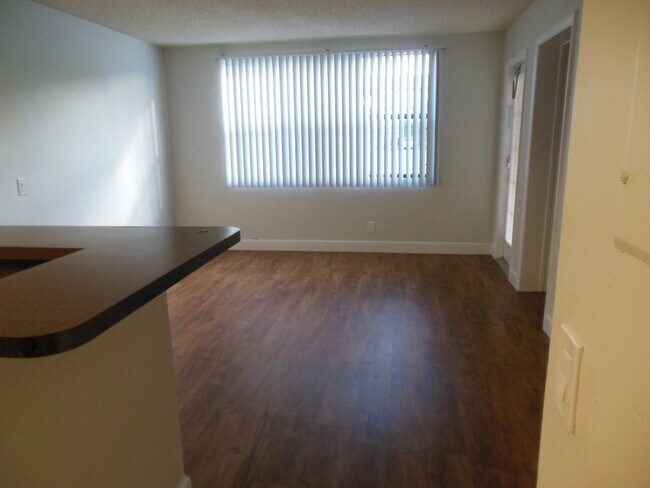 Foto del edificio - ONE BEDROOM ONE BATHROOM!! WATERFRONT COMMUNITY!