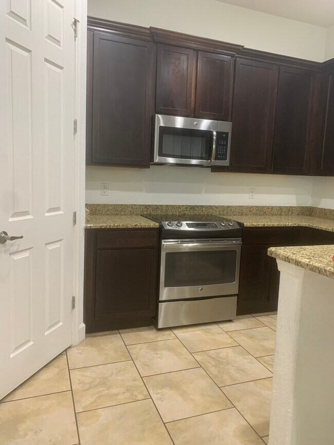 Building Photo - 2812 Plymouth PIace