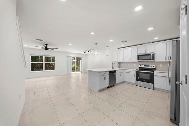 Foto del edificio - Beautifully maintained and Newer 2-bedroom, 2.5-bathroom townhome in North Fort Myers
