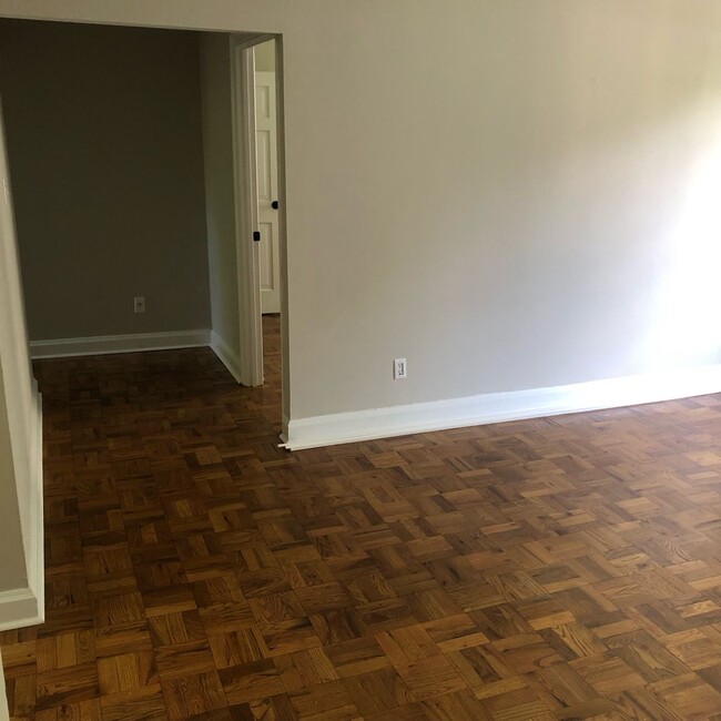 Building Photo - Charming 1 Br Condo in Myrtle Square of Di...