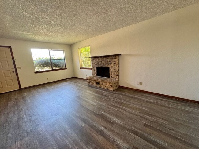 Building Photo - 3 bedroom 2 full bathroom Duplex home in B...