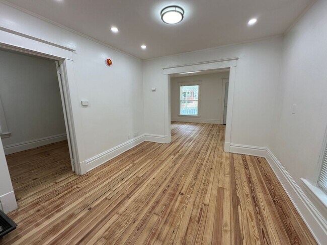 Foto del edificio - 1253 College Ave NE