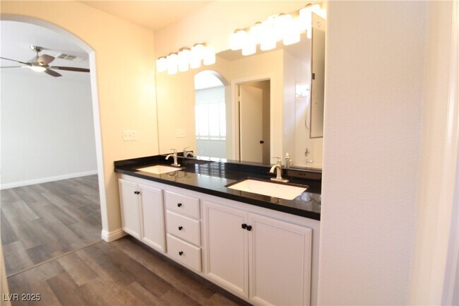 Foto del edificio - 301 Laguna Glen Dr