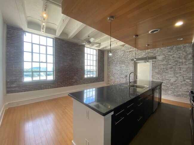 Living area - 555 W Jackson Ave