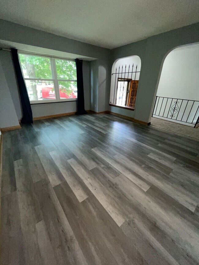 Building Photo - Beautifully Updated 3 Bedroom 2 bathroom H...