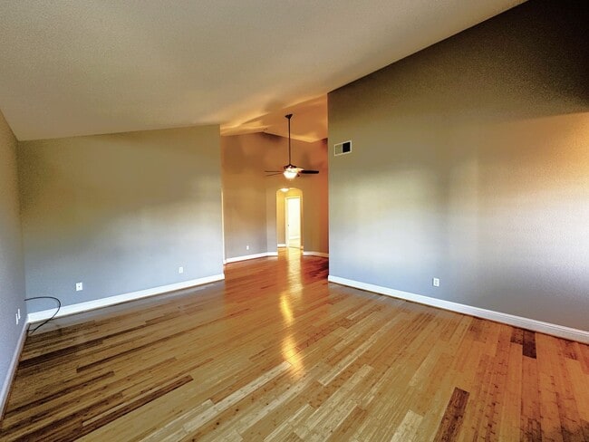 Building Photo - 1513 Mary Pl