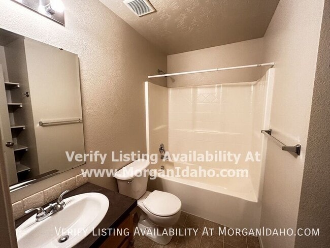 Building Photo - 1723 W Bayeux Dr