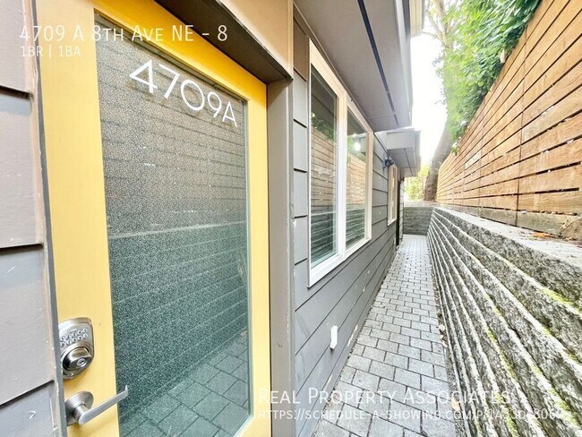 Foto del edificio - Modern Townhome with ROOMS Available in Un...
