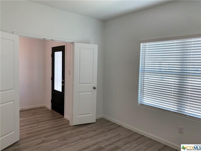 Building Photo - 415 Fig Tree St
