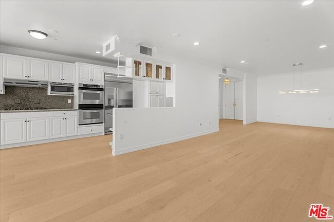 Building Photo - 1450 S Beverly Dr