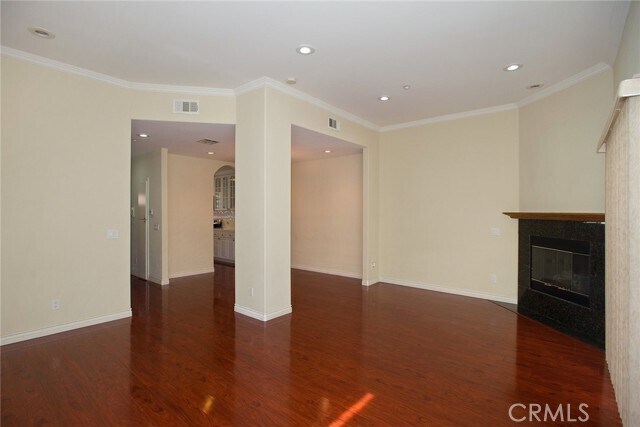 Foto del edificio - 2345 Montrose Ave