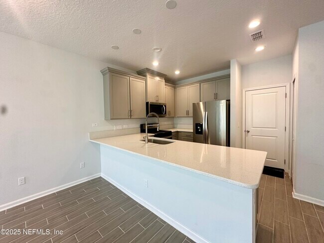 Building Photo - 215 Pine Bluff Dr