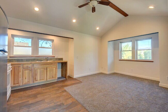 Foto del edificio - 393 N Laurel St