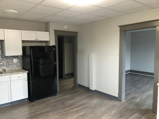 Building Photo - McKees Rocks / Sheraden / Windgap - 1 BR, 2nd floor Apartment - Section 8 Welcome!