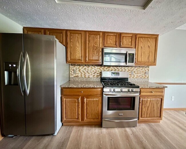 Building Photo - BEAUTIFUL 2 Bedroom/2 Bath Condo, Move-In ...