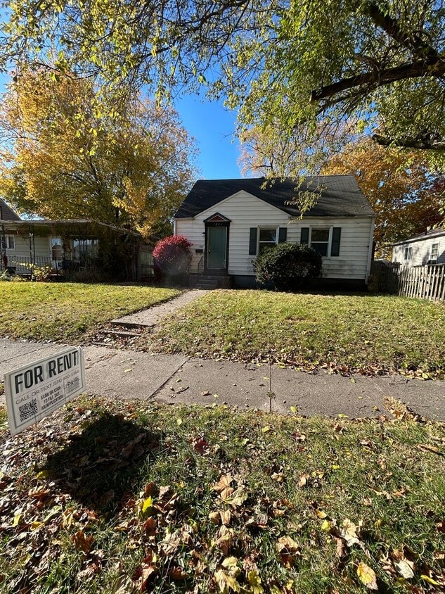 Foto principal - Charming 2-Bedroom, 1-Bathroom Home – $1,2...