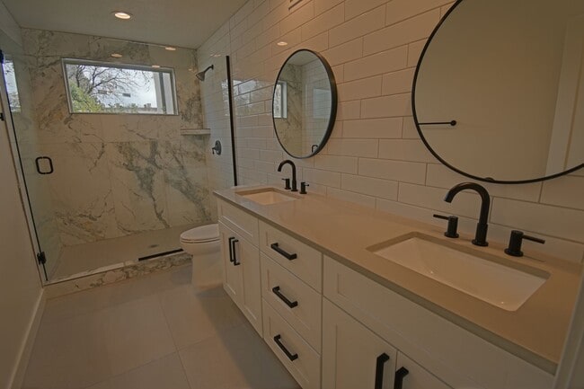 Building Photo - Newly UPDATED 3BD/2BA Available NOW!