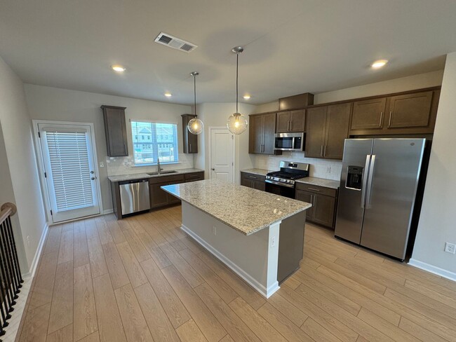 Building Photo - Beautiful 3 Bedroom 3.5 Bath Townhome in L...