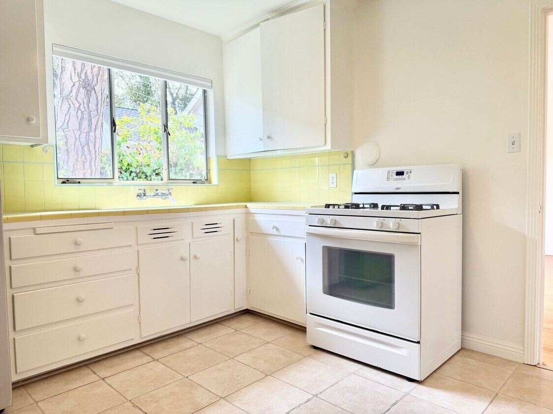 Primary Photo - 1300 Hoover St