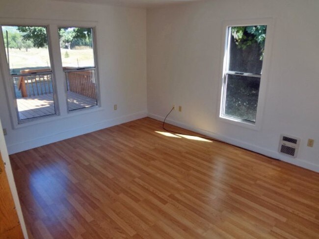 Foto del edificio - Hayden Bridge 3 bedroom, 1 bath