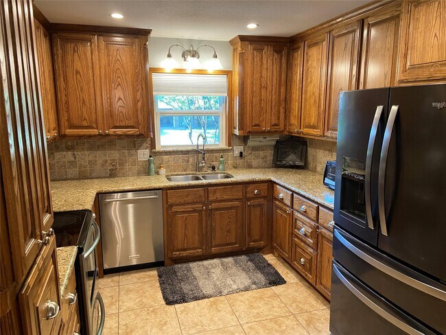 Building Photo - 310 Rosebud Dr