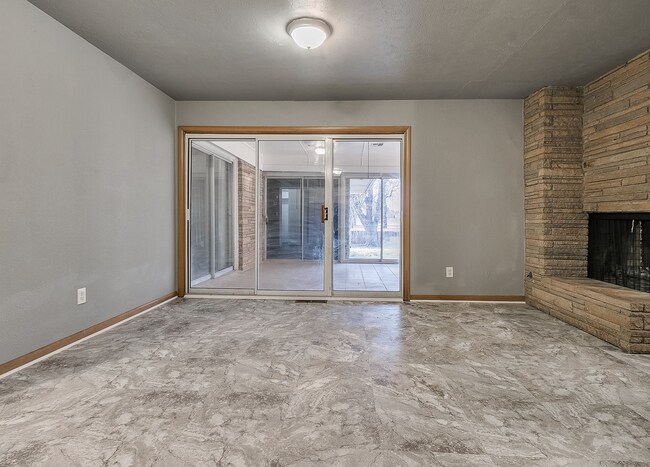 Building Photo - 6001 S Country Club Dr