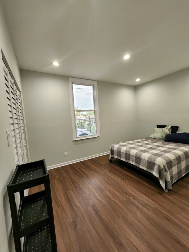 Building Photo - 1332 S Claremont Ave