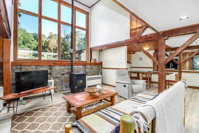 Foto del edificio - 155 Squash Hollow Rd