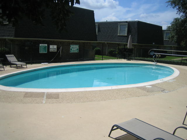 Sparkling Pool - Oak View Apartments