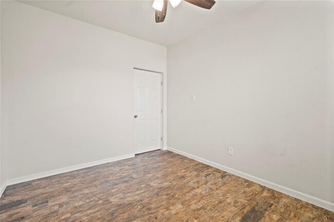 Building Photo - 8243 Mandalay Bay Dr