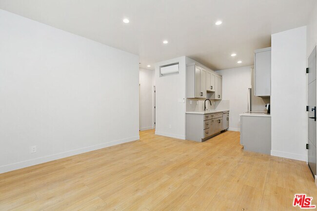 Foto del edificio - 7229 Willoughby Ave