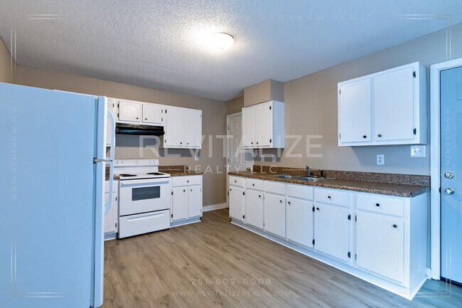 Building Photo - Newly Updated 3 Bedroom/1 Bath Home in Chi...