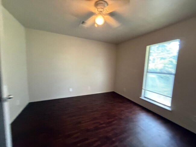 Foto del edificio - 3 Bd 1.5 Ba beautiful trees great backyard!!!