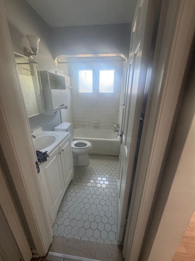 Foto del edificio - 2 bedroom/ 1 bathroom Duplex!