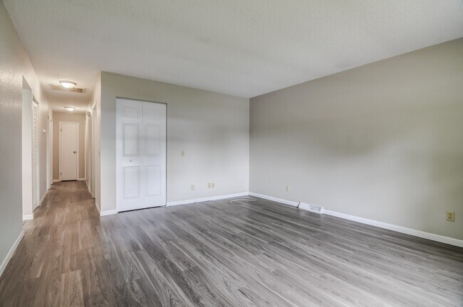 Foto del edificio - 405 E Locust St