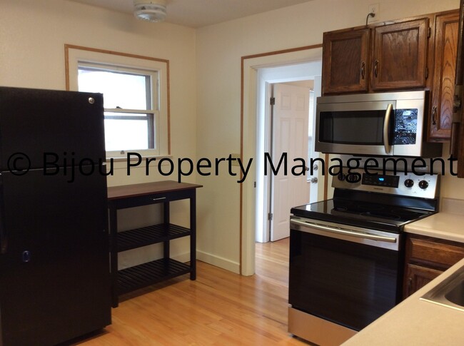 Building Photo - Nice four bedroom, two bath home